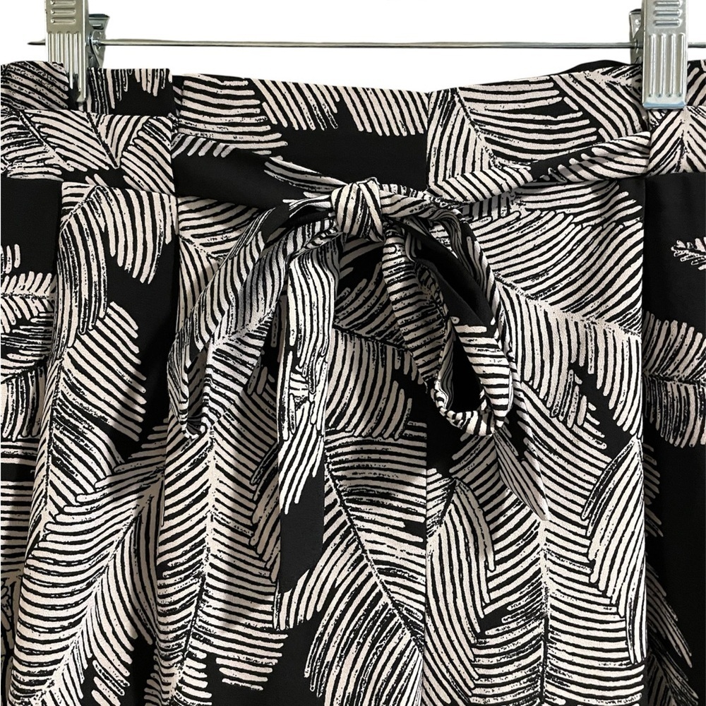 Black and White Flowy Capri Leaf Print Pants Size Small - Picture 2 of 4